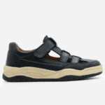 Basket noir pour enfants sur fond blanc.